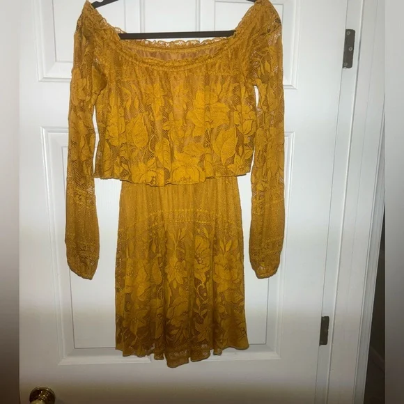 Show me you’re MuMu Bess dress size medium - Picture 3 of 4